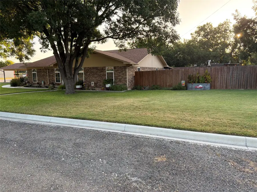 1712 N Reynolds Street, Goldthwaite, TX 76844 - #3