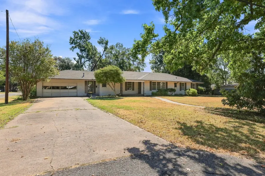 920 Park Avenue, Bonham, TX 75418 - #2
