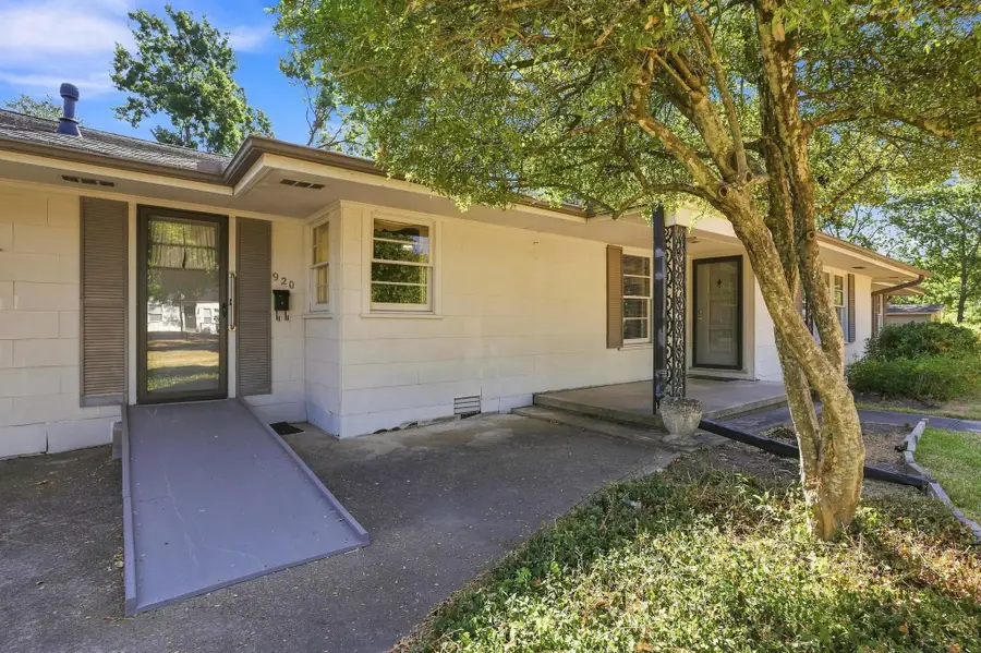 920 Park Avenue, Bonham, TX 75418 - #3