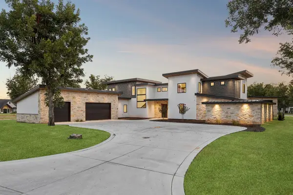 9003 King Air Drive, Granbury, TX 76049