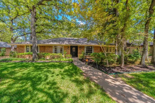 1803 Oak Grove Drive, Arlington, TX 76013