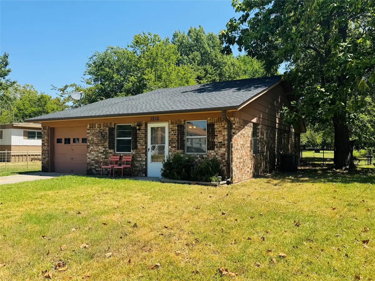 1210 S Clements Street, Gainesville, TX 76240 - #1