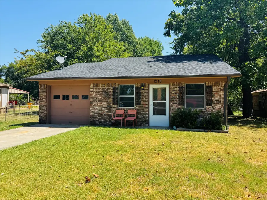 1210 S Clements Street, Gainesville, TX 76240 - #2