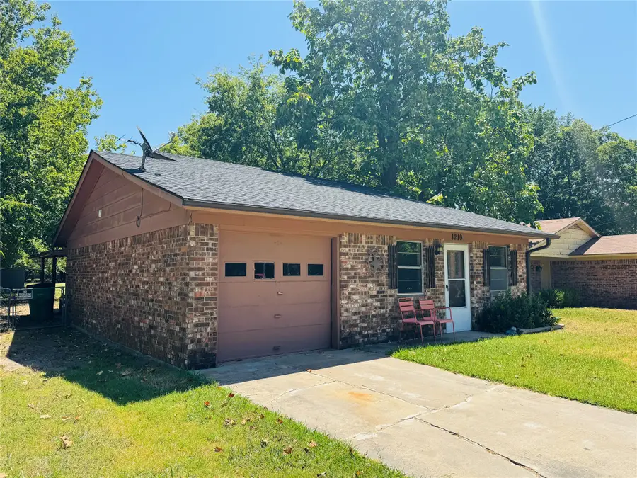 1210 S Clements Street, Gainesville, TX 76240 - #3