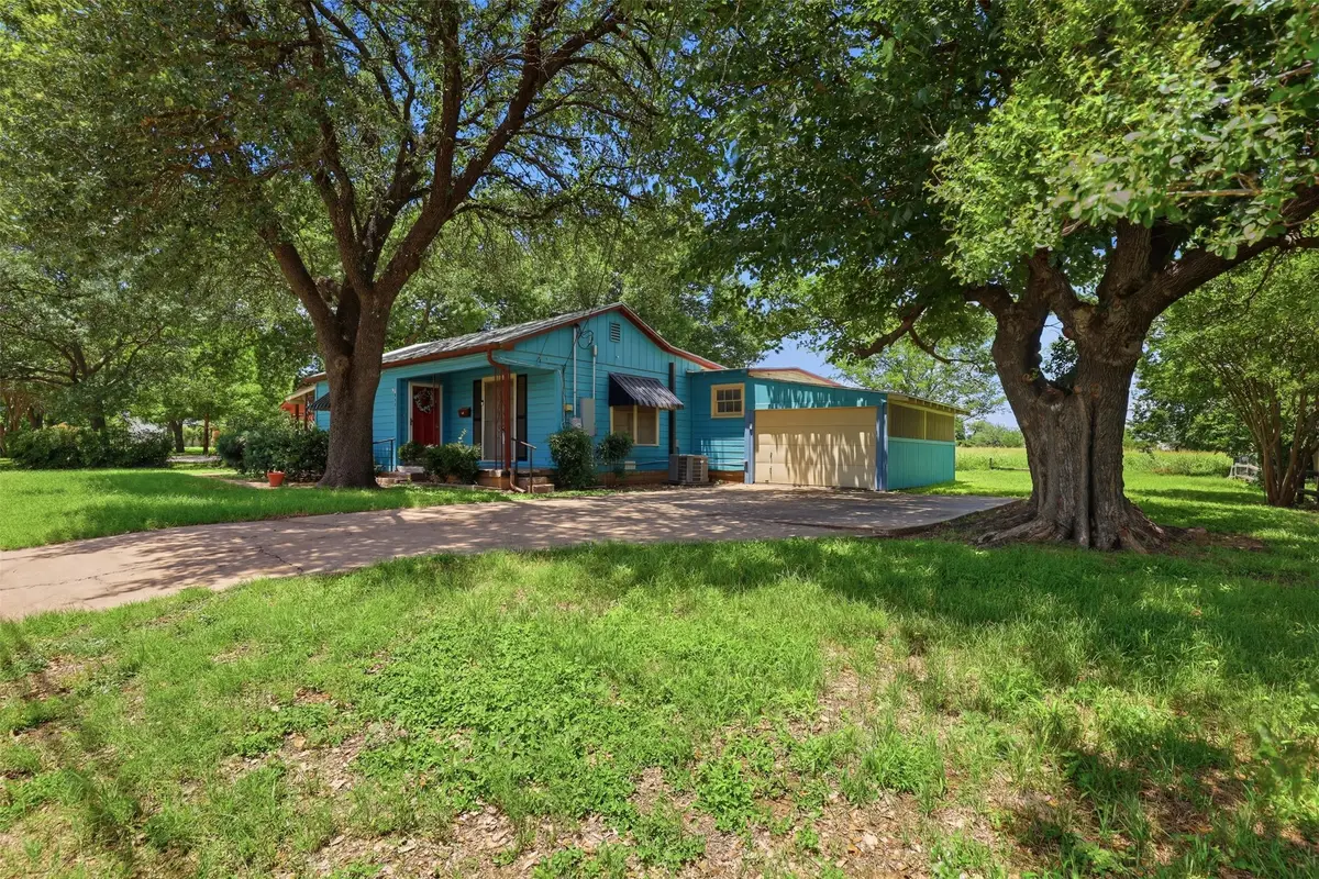 902 W Bridge Street, Granbury, TX 76048 - #1