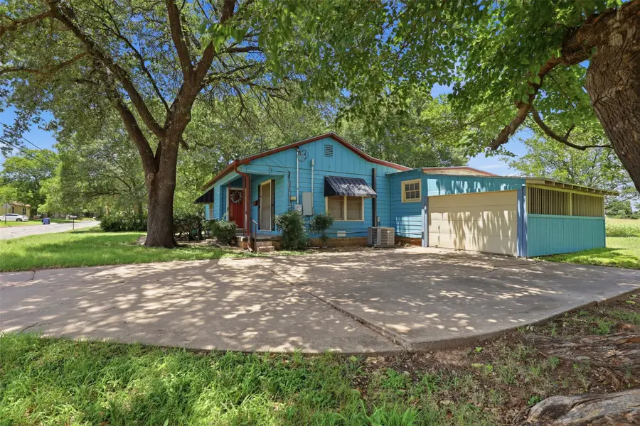 902 W Bridge Street, Granbury, TX 76048 - #2