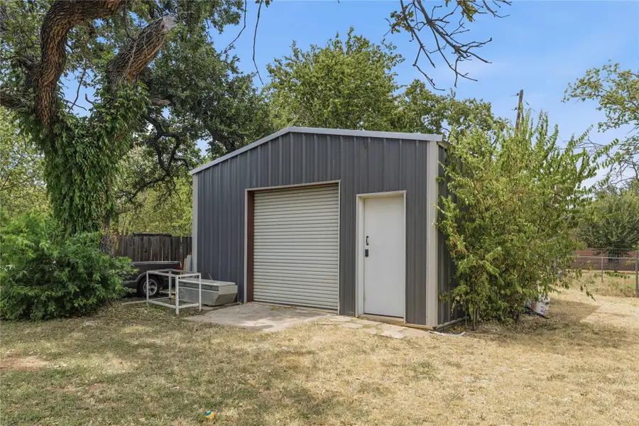 1303 Avenue D, Brownwood, TX 76801 - #2