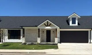 208 E Ewell Street, Granbury, TX 76048 - #1