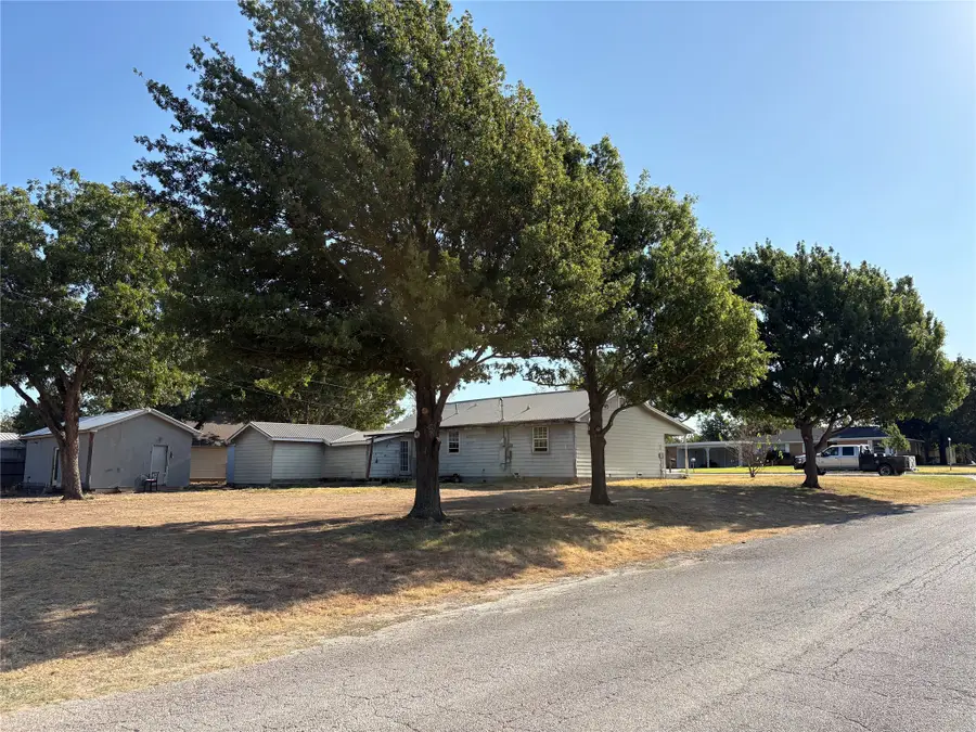 412 10th Street, Nocona, TX 76255 - #2