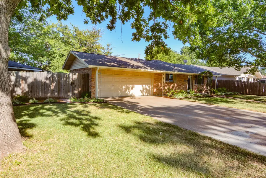 1207 Lynnwood Drive, Cleburne, TX 76033 - #2