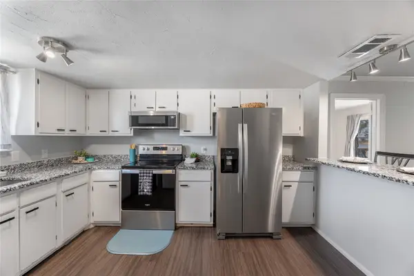 108 Harbor Drive #204, Runaway Bay, TX 76426