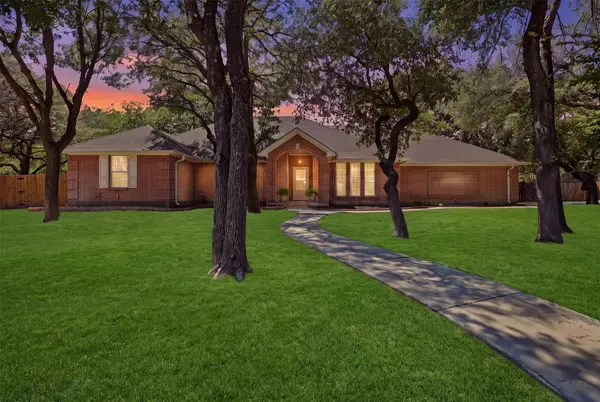 128 Oakwood Court, Lakeside, TX 76135