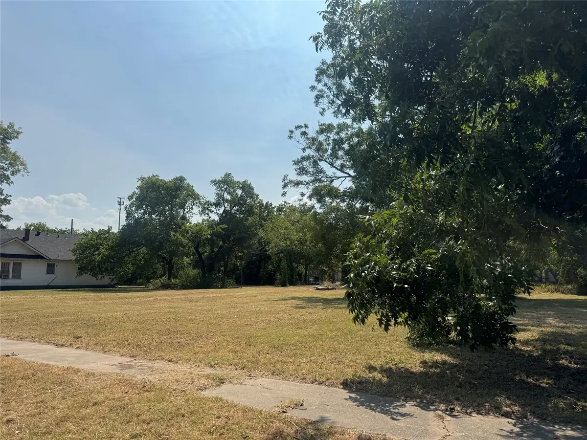 907 Buck Street, Gainesville, TX 76240 - #1