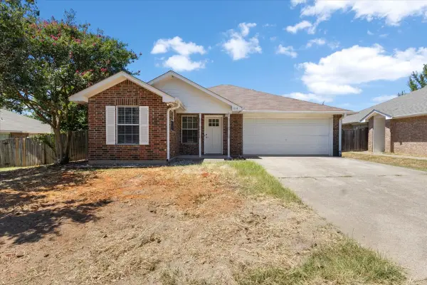 1114 Woodland Park Dr, Lindale, TX 75771