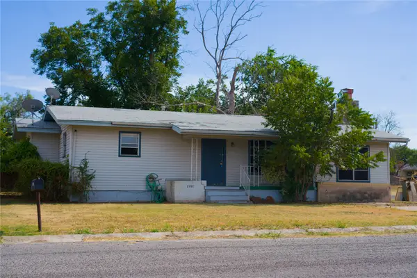 2007 W Commerce Street, San Saba, TX 76877