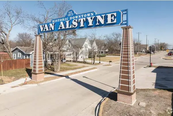 754 N Main Dr, Van Alstyne, TX 75495 - #2