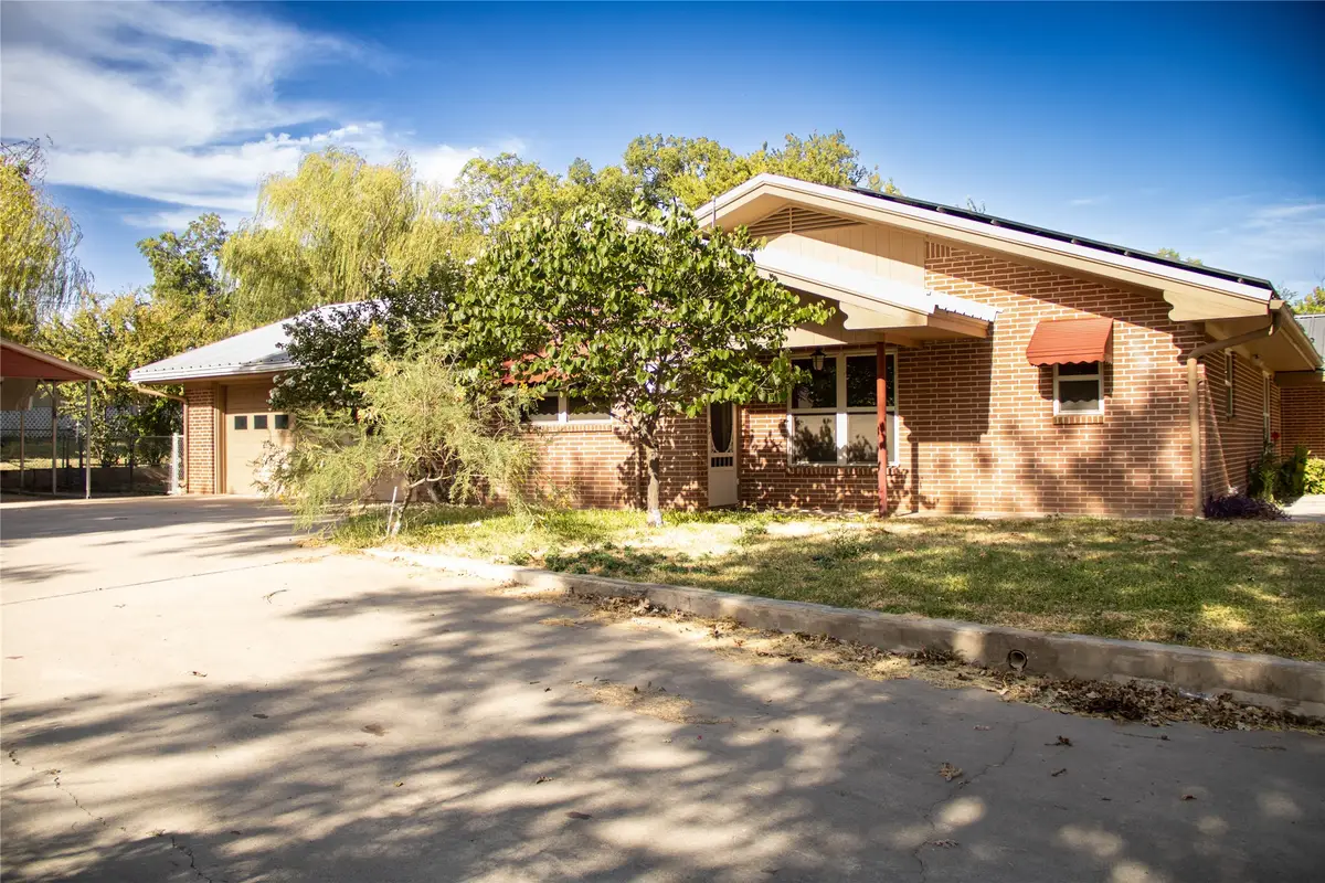 405 W Neely Avenue, Comanche, TX 76442 - #1