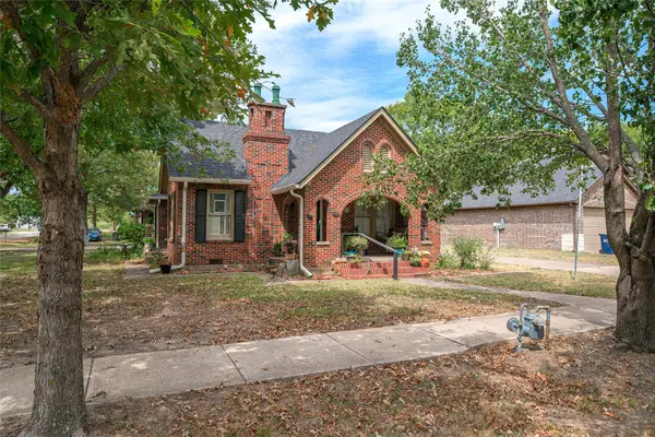 209 S Bond Street, Whitewright, TX 75491