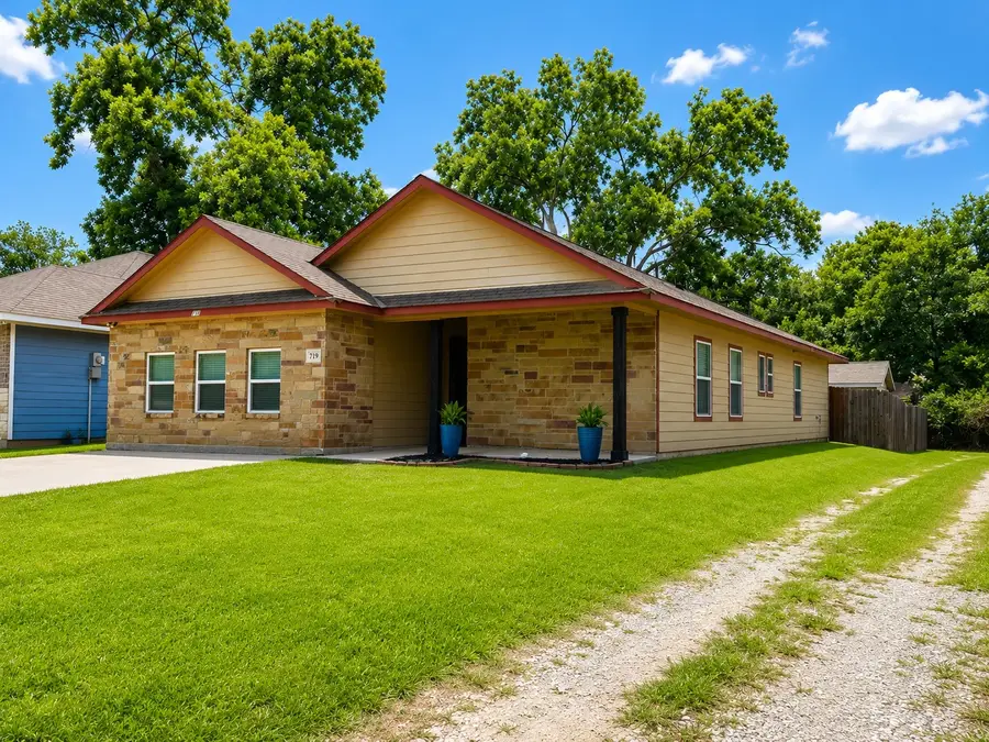 719 E 6th Street, Bonham, TX 75418 - #2