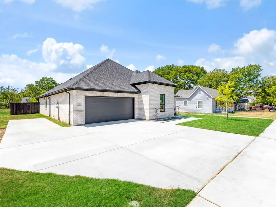 716 E Jefferson Street, Waxahachie, TX 75165 - #2