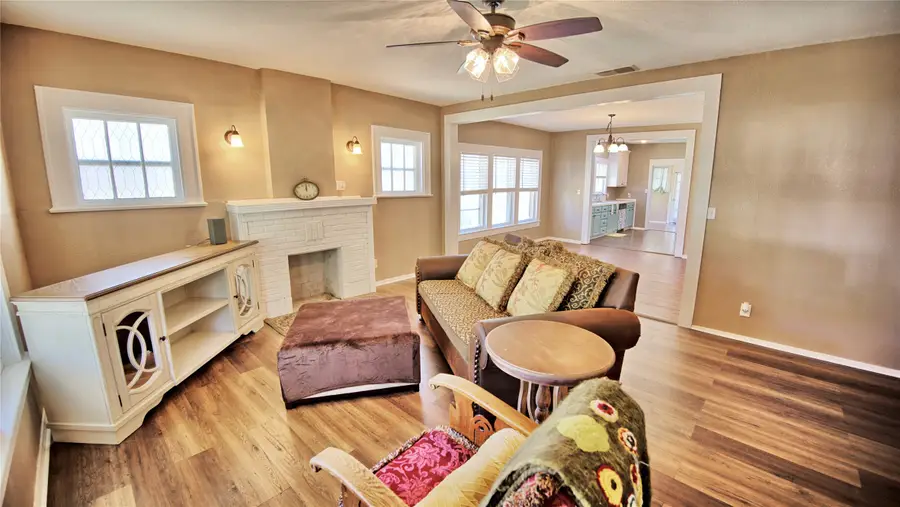 301 W Howell Street, Saint Jo, TX 76265 - #2