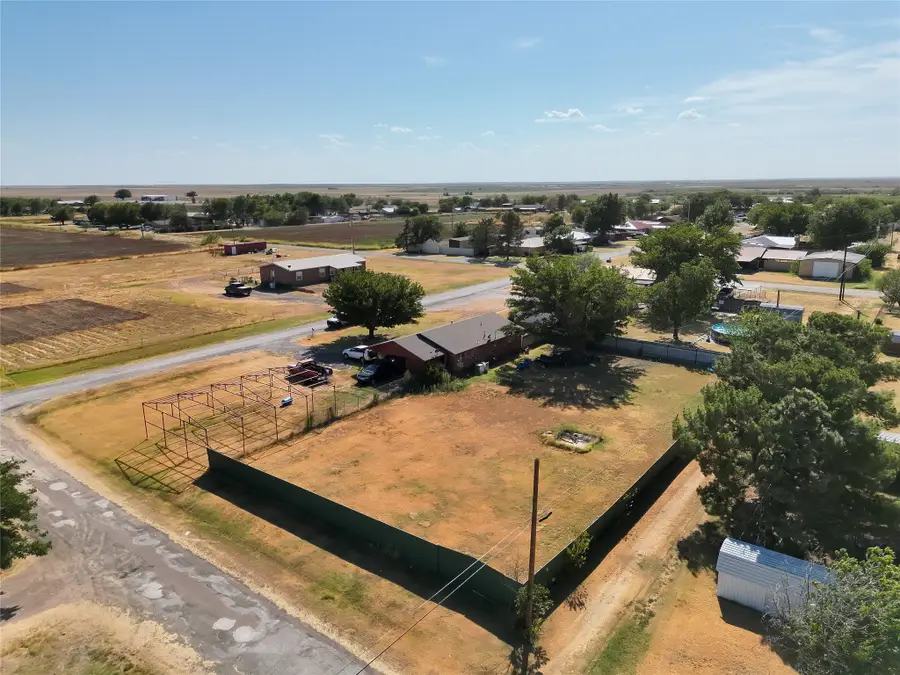 906 W 13th Street, Quanah, TX 79252 - #2