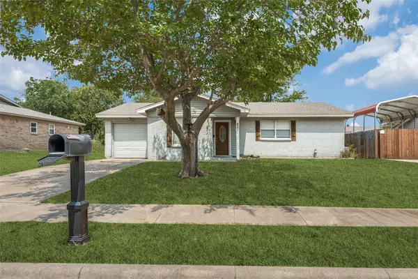 821 E Glendale St., Crowley, TX 76036