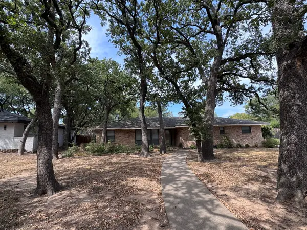806 Sharpshire Street, Grand Prairie, TX 75050
