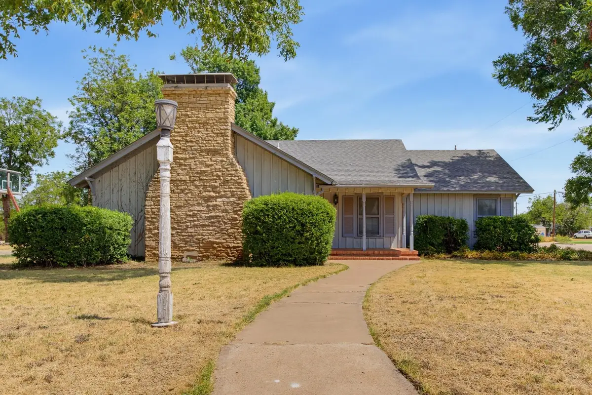360 S 11th Avenue, Munday, TX 76371 - #1
