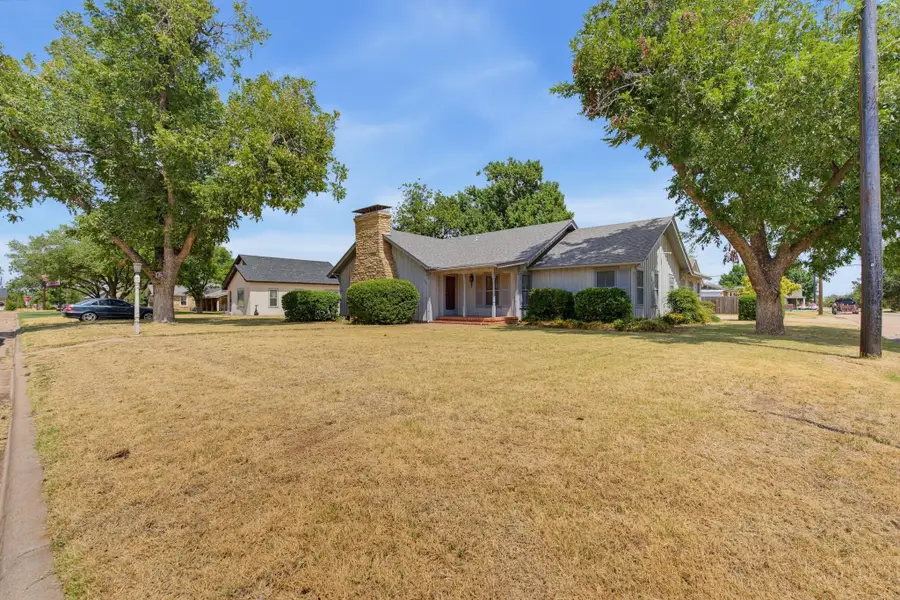 360 S 11th Avenue, Munday, TX 76371 - #3