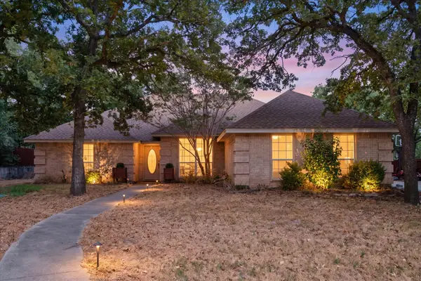 512 Shady Oaks Trail, Burleson, TX 76028