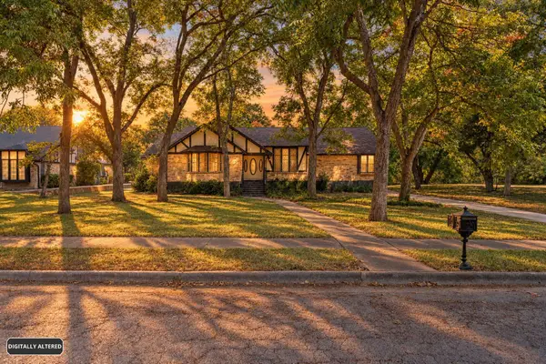 249 Creekwood Drive, Lancaster, TX 75146
