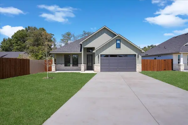 5621 Oak Grove Road N, Fort Worth, TX 76134