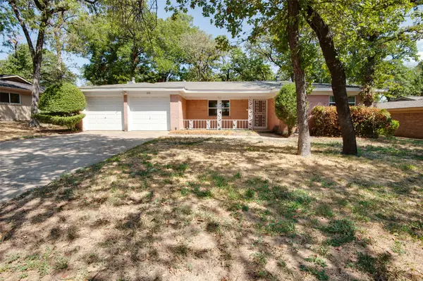 608 Woodcrest Drive, Hurst, TX 76053