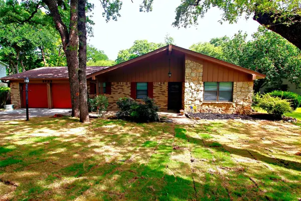 2703 Oak Cliff Lane, Arlington, TX 76012