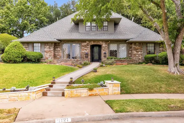 1121 Derbyshire Place, Carrollton, TX 75007