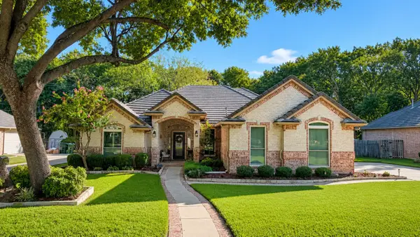 3122 Oakview Drive, Hurst, TX 76054