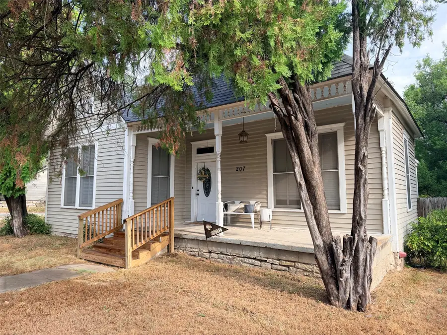 207 W Neely Avenue, Comanche, TX 76442 - #2