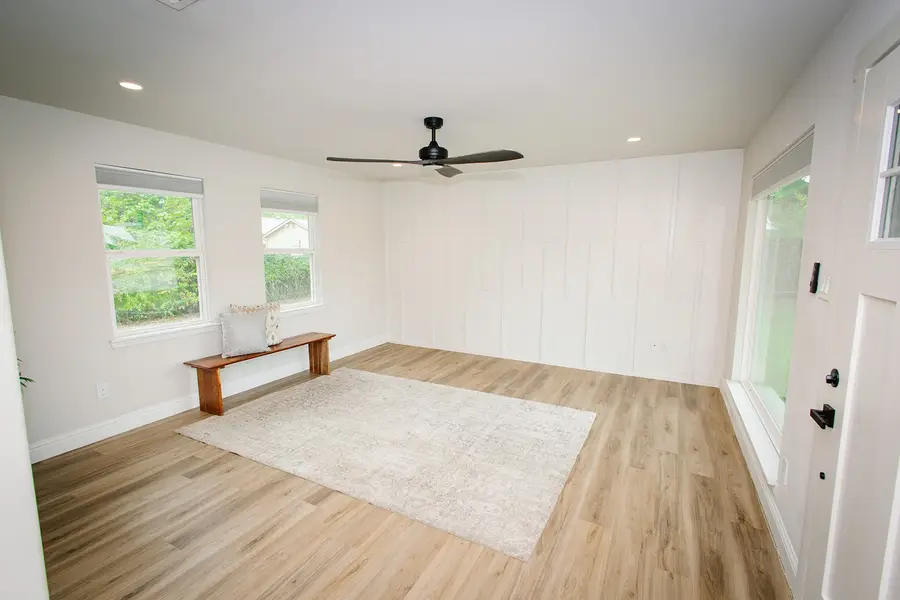 104 S Hawthorne Street, Granbury, TX 76048 - #3