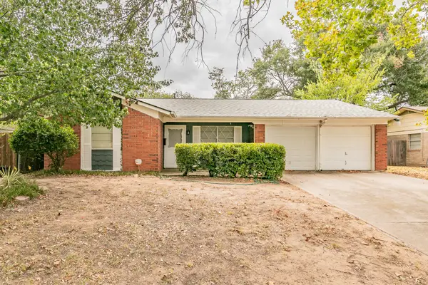7412 Meadowcrest Drive, Fort Worth, TX 76112