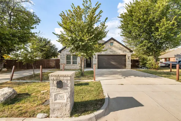 3203 Shamrock Lane, Forest Hill, TX 76119