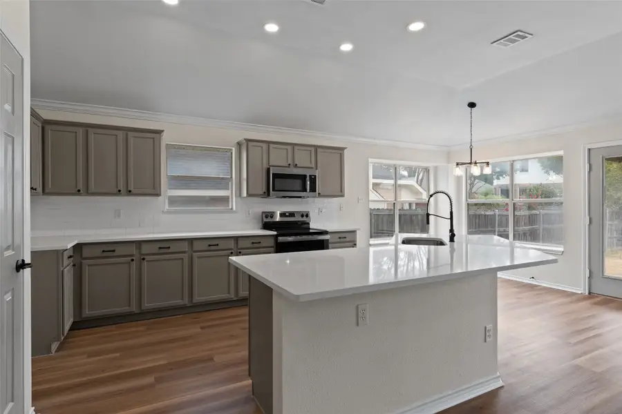 718 W Lonesome Dove Trail, Arlington, TX 76001 - #3