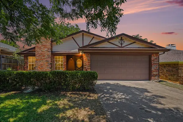 17 Oakmont Court, Pantego, TX 76013