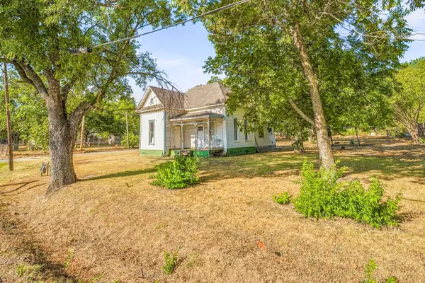 208 S Harrison Street, Pilot Point, TX 76258