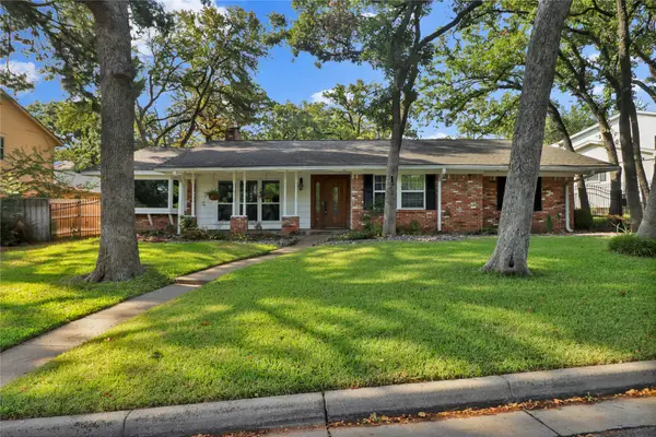 2706 Oak Cliff Lane, Arlington, TX 76012