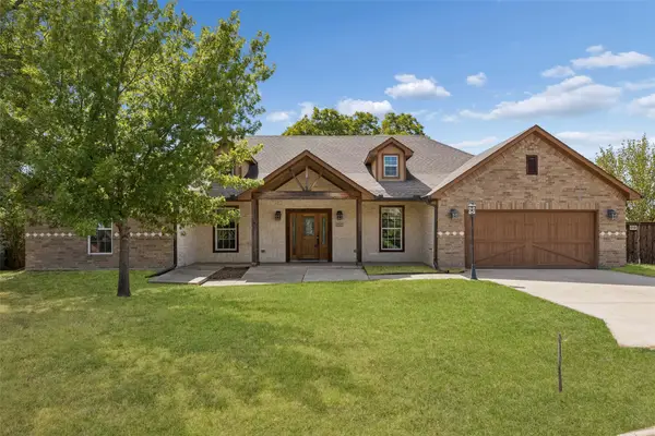 1925 Wildwood Drive, Grand Prairie, TX 75050