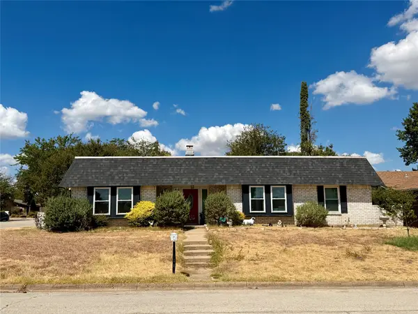 1616 Country Manor Road, Fort Worth, TX 76134