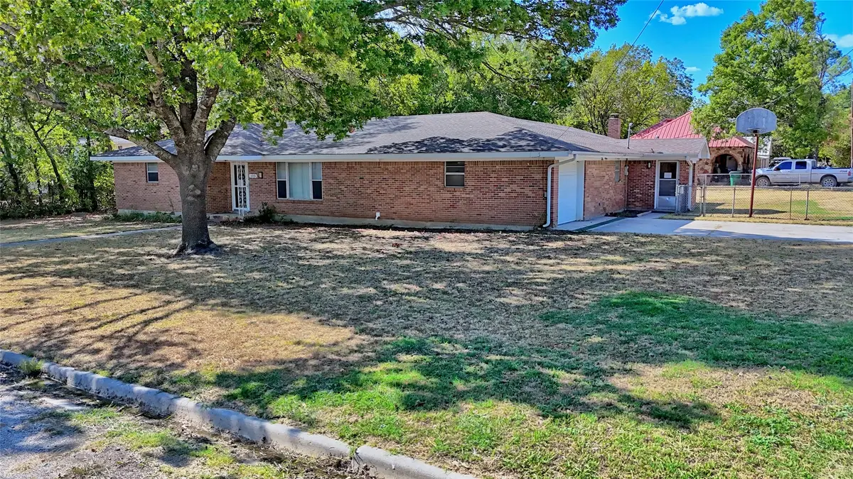 105 E Pecan Street, Saint Jo, TX 76265 - #1