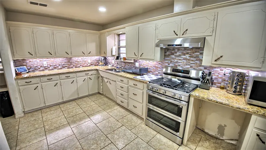 105 E Pecan Street, Saint Jo, TX 76265 - #2
