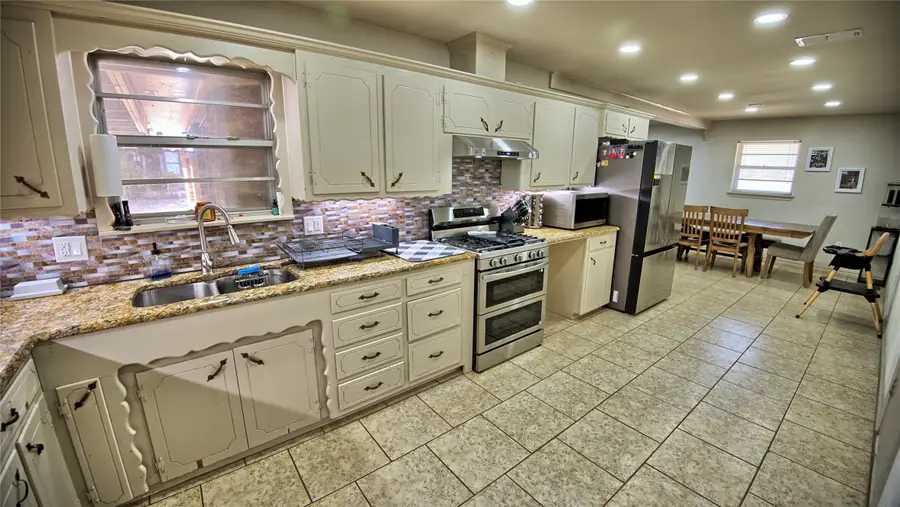 105 E Pecan Street, Saint Jo, TX 76265 - #3